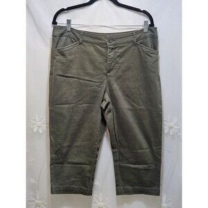 St Johns Bay Womens Size 14 Green Capri Pants Solid Basic Comfort Earthy Outdoor